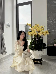 Ngo Hoang Duong: Exploring the Bold Fashion and Lifestyle of Thanh Chung's Wife - image 5