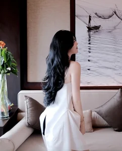 Ngo Hoang Duong: Exploring the Bold Fashion and Lifestyle of Thanh Chung's Wife - image 3