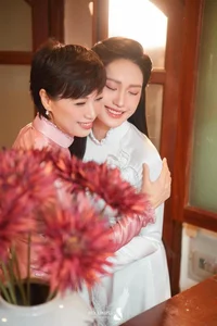 Doãn Hải My’s Mother Stuns at Wedding: Youthful Beauty That Rivals the Bride and Groom - image 6
