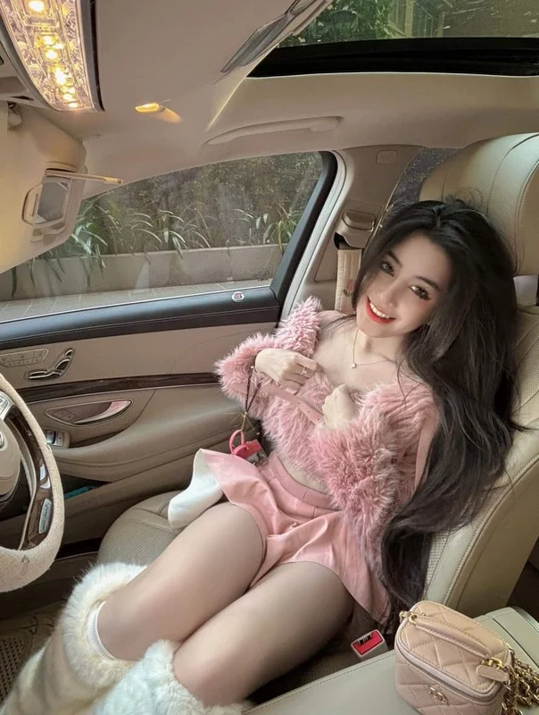 Saigon’s Top Influencer Vo Ngoc Tran Captivates Fans During Stunning China Vacation