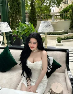 Saigon’s Top Influencer Vo Ngoc Tran Captivates Fans During Stunning China Vacation - image 3