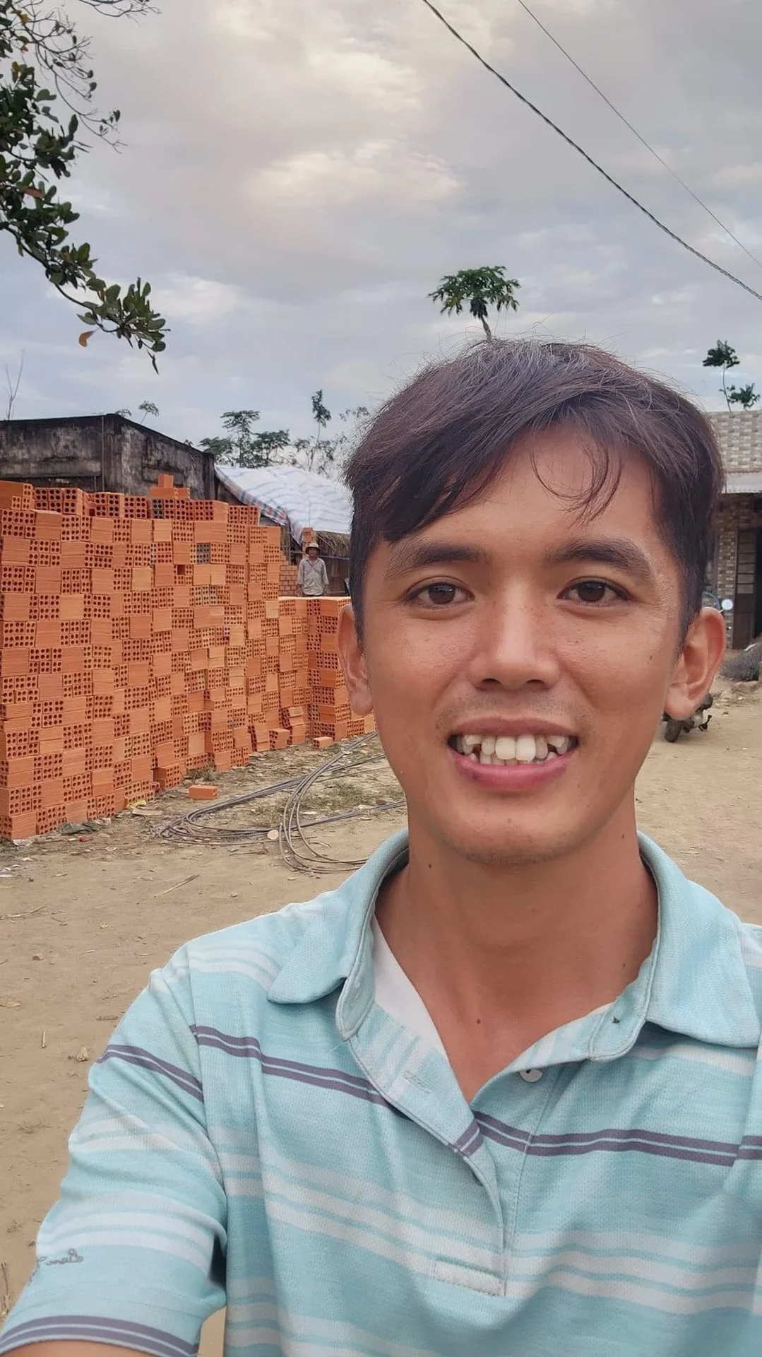 Sang Vlog's Mother Sells All Assets to Support Her Son: A Moving Family Story