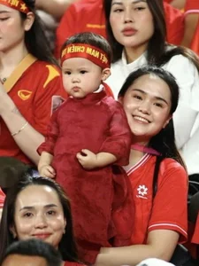 Vietnam National Team Triumphs at AFF Cup: Spotlight on the Captain’s Beautiful Wife - image 1
