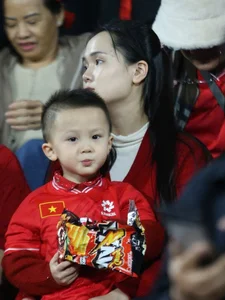 Vietnam National Team Triumphs at AFF Cup: Spotlight on the Captain’s Beautiful Wife - image 2