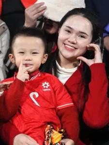 Vietnam National Team Triumphs at AFF Cup: Spotlight on the Captain’s Beautiful Wife - image 5