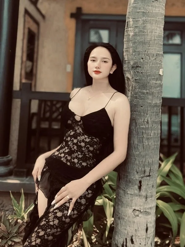 The Stunning Allure and Style of Huynh Nhu, Wife of Singer Khanh Don