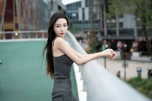 Sophisticated Urban Grace: Yin Zi Er’s Dark Gray Silhouette - image 9