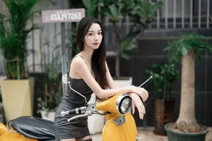 Sophisticated Urban Grace: Yin Zi Er’s Dark Gray Silhouette - image 17