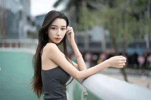 Sophisticated Urban Grace: Yin Zi Er’s Dark Gray Silhouette - image 18