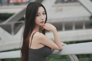 Sophisticated Urban Grace: Yin Zi Er’s Dark Gray Silhouette - image 7