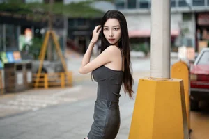 Sophisticated Urban Grace: Yin Zi Er’s Dark Gray Silhouette - image 10