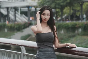 Sophisticated Urban Grace: Yin Zi Er’s Dark Gray Silhouette - image 24