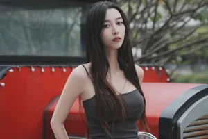 Sophisticated Urban Grace: Yin Zi Er’s Dark Gray Silhouette - image 21