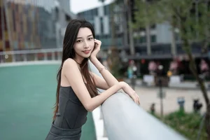 Sophisticated Urban Grace: Yin Zi Er’s Dark Gray Silhouette - image 5