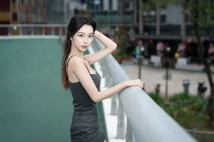 Sophisticated Urban Grace: Yin Zi Er’s Dark Gray Silhouette - image 3