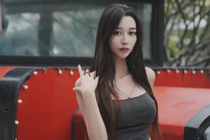 Sophisticated Urban Grace: Yin Zi Er’s Dark Gray Silhouette - image 22