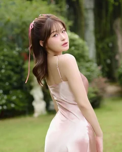 Silk Elegance and Luxury Fashion: Influencer Chao's Masterclass in Sophisticated Style - image 10