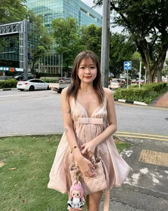 Silk Elegance and Luxury Fashion: Influencer Chao's Masterclass in Sophisticated Style - image 4
