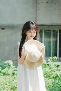 Charming Qi E Luo Bo Guai in YiTuYu Vol.8726: Pure Beauty in an Old Setting - image 4