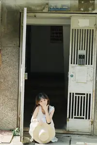 Charming Qi E Luo Bo Guai in YiTuYu Vol.8726: Pure Beauty in an Old Setting - image 2