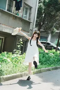 Charming Qi E Luo Bo Guai in YiTuYu Vol.8726: Pure Beauty in an Old Setting - image 6