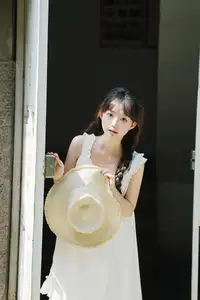 Charming Qi E Luo Bo Guai in YiTuYu Vol.8726: Pure Beauty in an Old Setting - image 20