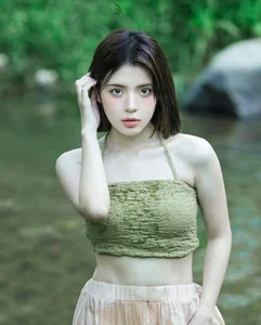 Breathtaking 18-Year-Old Beauty Captivates in Ethereal Nature-Themed Stream Photoshoot - image 2