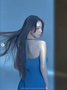 The Mesmerizing Visuals of aespa Karina in a Sleek Bodycon Silhouette - image 5