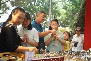 Exploring the Vibrant Cultural Atmosphere at the Hanoi Tourism Gift Festival - image 6