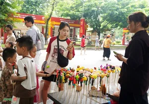 Exploring the Vibrant Cultural Atmosphere at the Hanoi Tourism Gift Festival - image 4