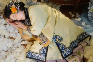 YiTuYu Art Language Vol.5930: Exquisite Artistic Portraits Featuring the Graceful Yu Han - image 12