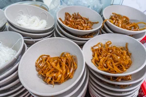 Hanoi’s Culinary Sensation: The Milk Fish Noodle Shop Selling 1,000 Bowls Daily - image 4