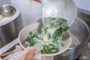 Hanoi’s Culinary Sensation: The Milk Fish Noodle Shop Selling 1,000 Bowls Daily - image 2