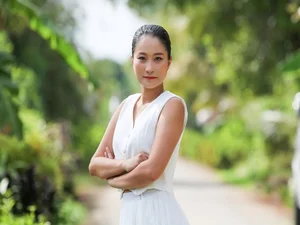 Youthful Charm and Sophistication: Exploring the Vibrant Style of Actor Viet Anh's 9x Partner - image 3