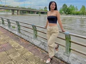 Youthful Charm and Sophistication: Exploring the Vibrant Style of Actor Viet Anh's 9x Partner - image 2