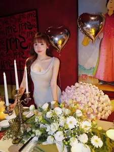 Billiards Hot Girl Le Tuyet Anh Shines in Elegant Silk Dress. - image 4