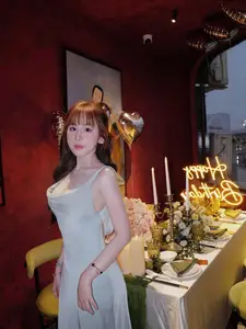 Billiards Hot Girl Le Tuyet Anh Shines in Elegant Silk Dress. - image 6