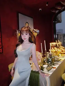 Billiards Hot Girl Le Tuyet Anh Shines in Elegant Silk Dress. - image 2