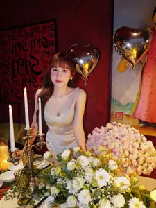 Billiards Hot Girl Le Tuyet Anh Shines in Elegant Silk Dress. - image 0