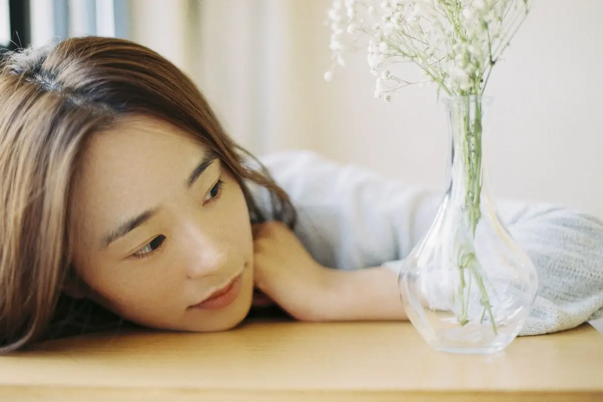 YiTuYu Vol.8699: Xiao Jing's Serene Beauty with Baby's Breath – A Glimpse into Tranquil Moments