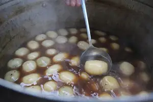 Hanoi's Banh Troi Tau: A heartwarming street food specialty, chasing away winter's chill. - image 1