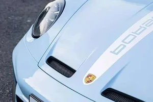 Mint Condition: The Porsche 911 GT3 Reborn in Breathtaking Turquoise Elegance - image 3