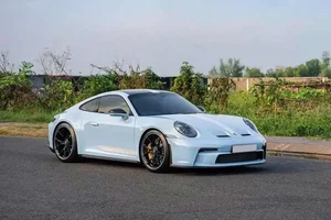Mint Condition: The Porsche 911 GT3 Reborn in Breathtaking Turquoise Elegance - image 4