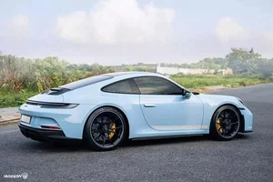 Mint Condition: The Porsche 911 GT3 Reborn in Breathtaking Turquoise Elegance - image 7