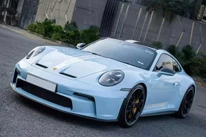 Mint Condition: The Porsche 911 GT3 Reborn in Breathtaking Turquoise Elegance - image 5