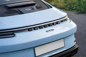 Mint Condition: The Porsche 911 GT3 Reborn in Breathtaking Turquoise Elegance - image 2