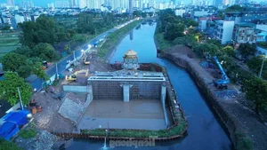 Unique Architecture of the New Water Retention Spillway on Hanoi's To Lich River - image 3