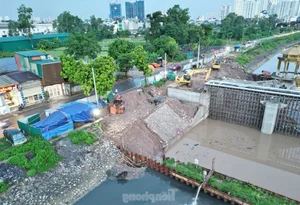 Unique Architecture of the New Water Retention Spillway on Hanoi's To Lich River - image 6