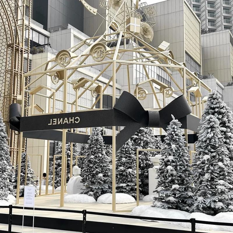 Luxury Christmas Tree Displays Become the Ultimate Holiday Check-In Spots for Trendy Youth This Season