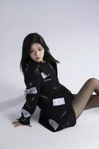 Jing Zi's Elegant Allure: Discover YiTuYu Vol.8698 Collection's Mysterious Black Style - image 7